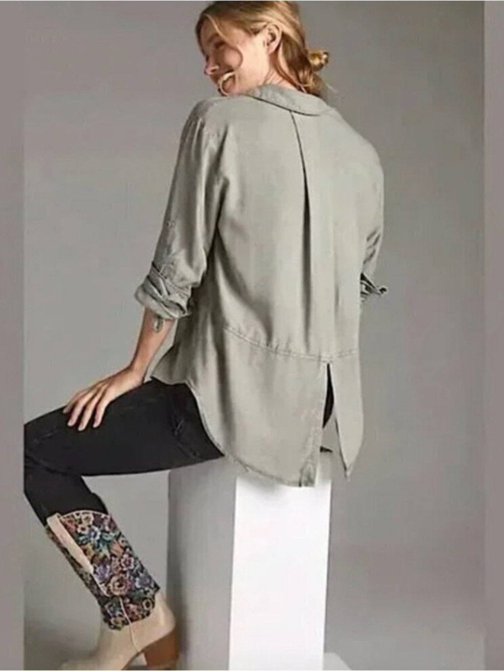 EUC Anthropologie Cloth & Stone split back button down shirt medium green